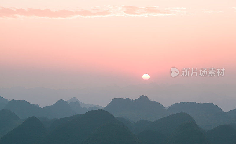 日出时喀斯特山的美丽景观