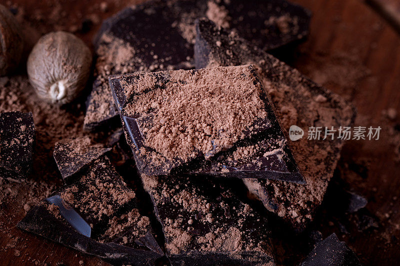 黑巧克力碎后撒上可可粉和香料