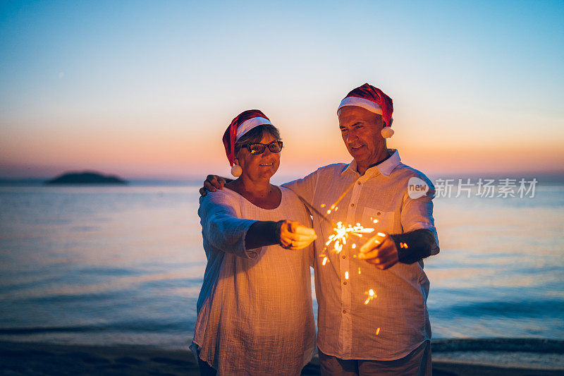 一对成熟的情侣在海滩上庆祝圣诞节