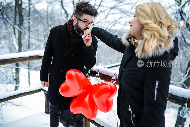 一个男人在户外亲吻他妻子的手