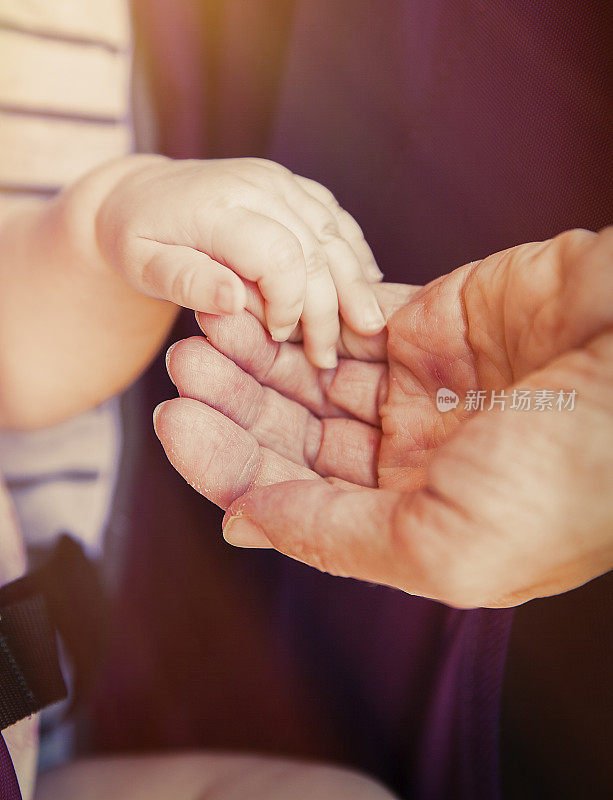 妈妈和宝宝的手