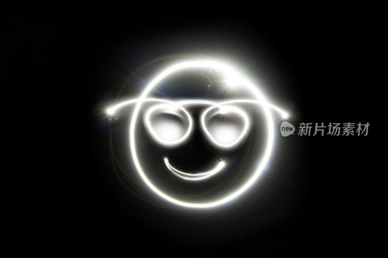 闪闪的表情符号，表情符号，笑脸-太阳镜在黑色的背景