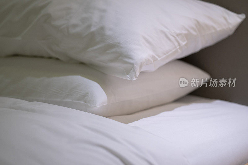 整洁的床:枕头和羽绒被