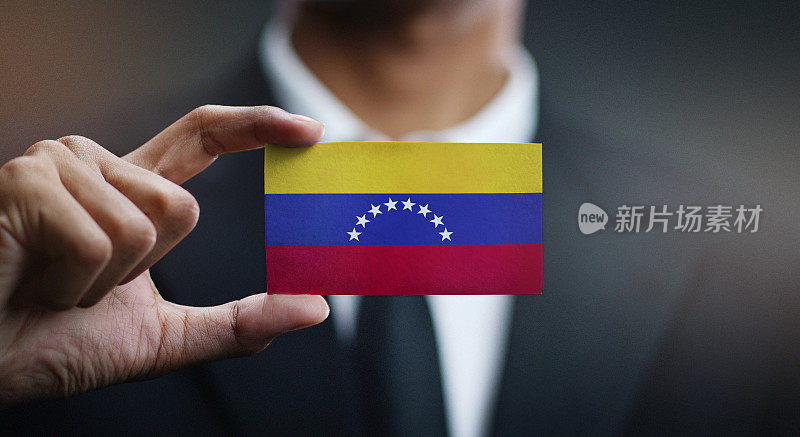 持有委内瑞拉国旗卡片的商人
