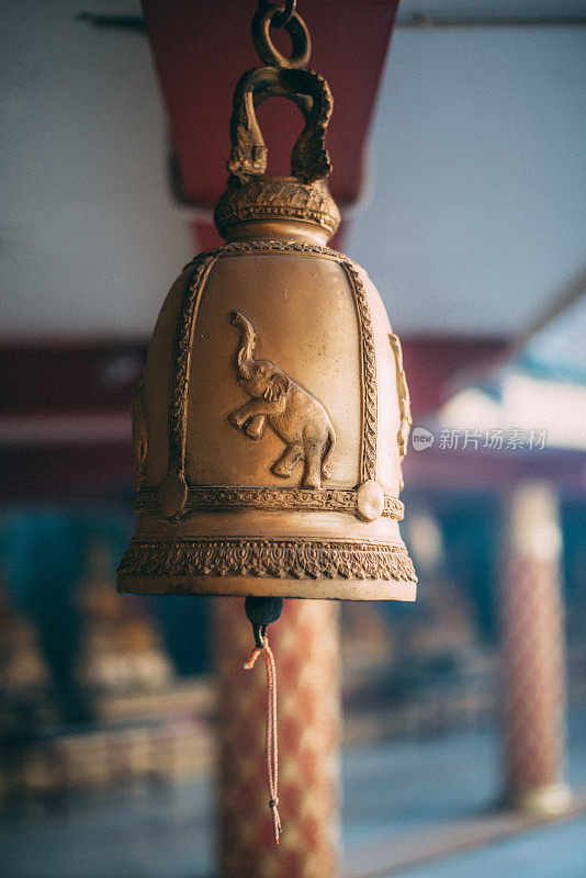 泰国颂卡，红卡寺的金色佛钟