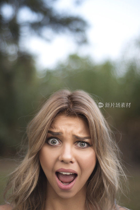 一个焦虑的年轻女人的肖像，脸上带着震惊的表情尖叫着