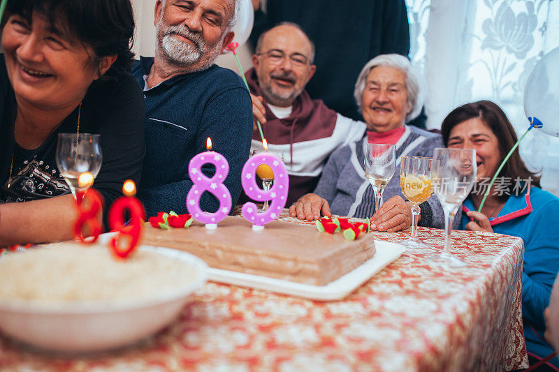 是庆祝的时候了。奶奶庆祝她的89岁生日!