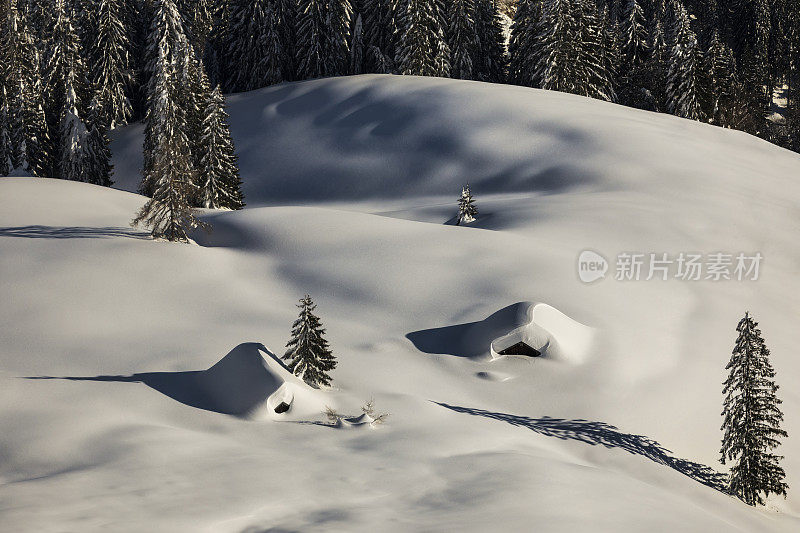 冬季仙境在阿尔卑斯与雪覆盖的山小屋后暴风雪-阿尔卑斯