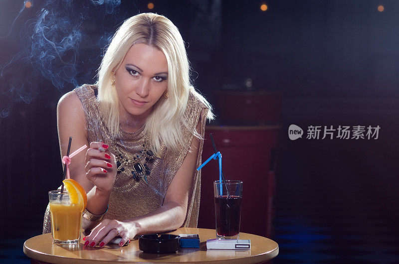 在酒吧抽烟喝酒的女人