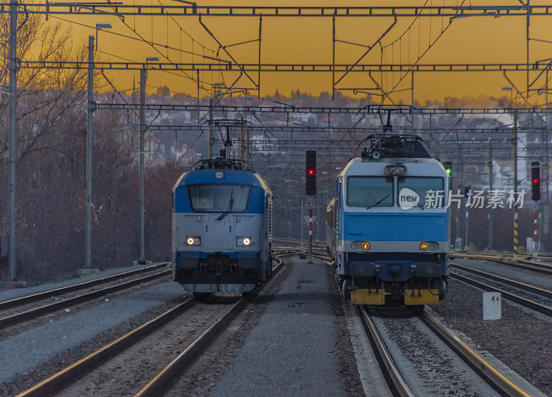 首都布拉格holesvice站的蓝色电动火车