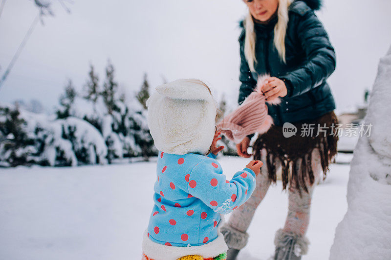 快乐的妈妈喜欢和她的孩子在雪地里玩