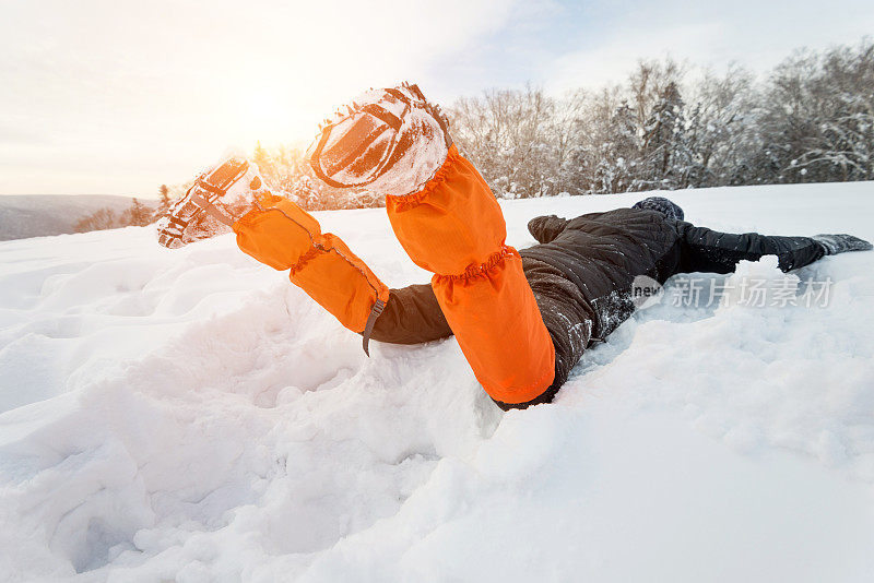 男人摔倒在雪地上