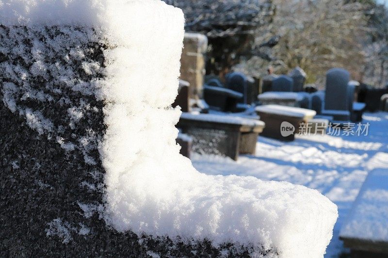 白雪覆盖的墓地里的坟墓、墓碑和墓碑