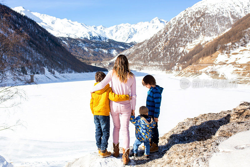 一家人，享受雪山冰湖的冬日美景