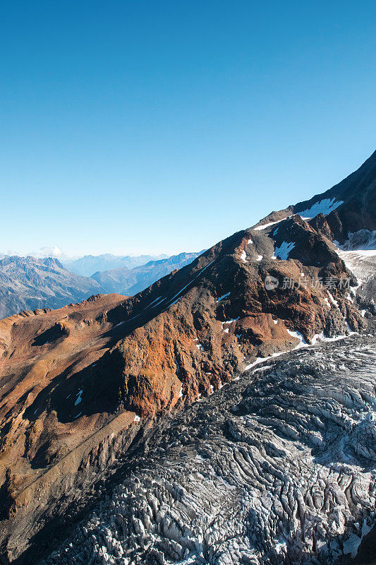 美丽的风景鸟瞰图从勃朗峰山脉在法国阿尔卑斯山脉秋天