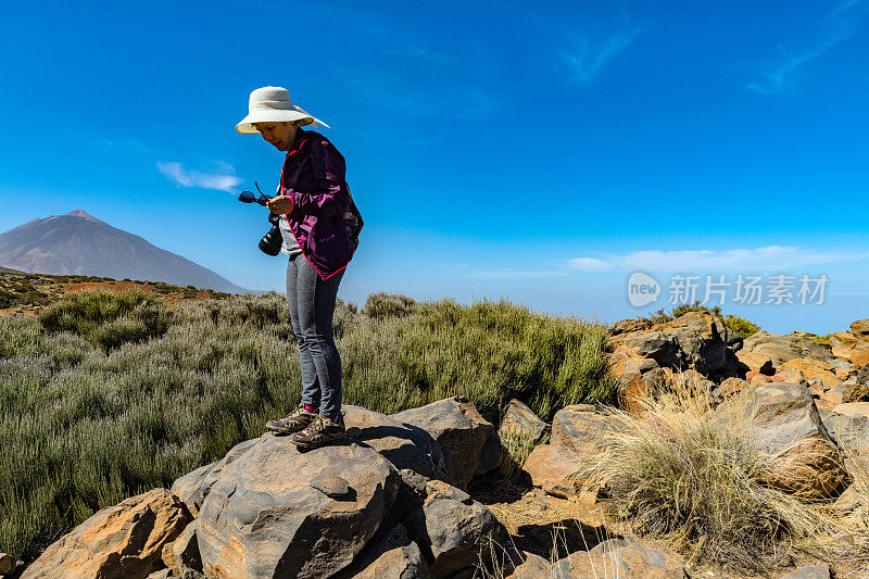 西班牙特内里费岛，一个看泰德火山的成熟女人