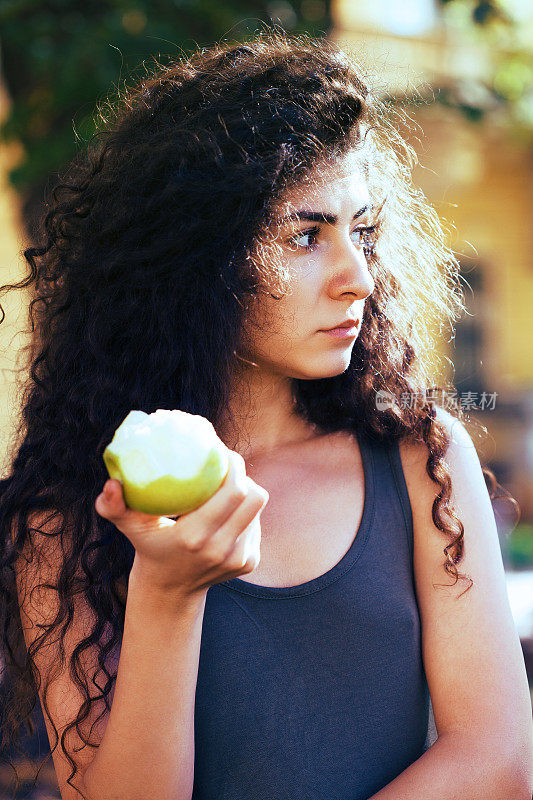 十几岁的女孩在吃苹果