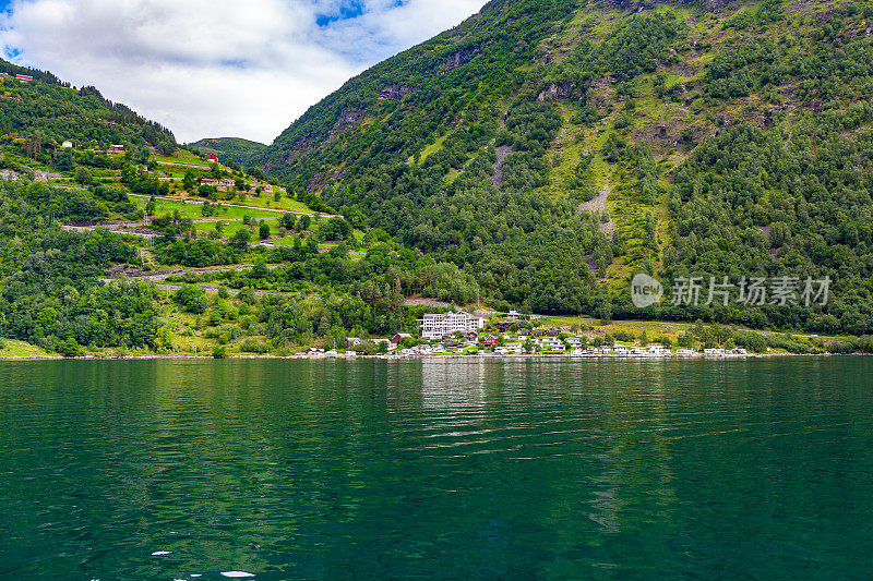 盖兰格峡湾岸边的建筑。