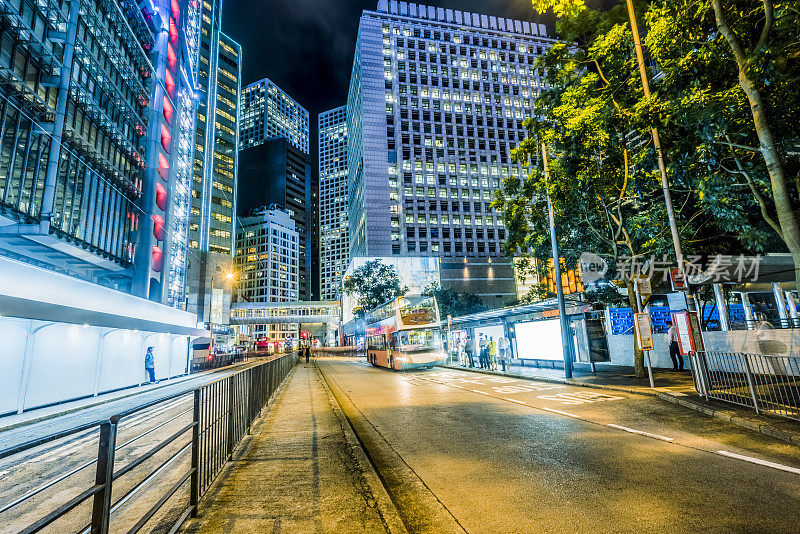 香港中环夜间街道上的汽车步道