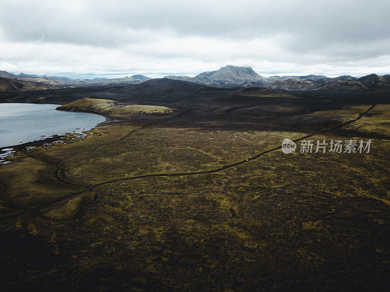 鸟瞰图在冰岛高地火山口美丽的湖