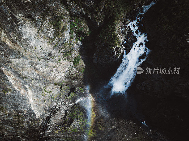 鸟瞰图美丽的瀑布和彩虹在挪威峡谷