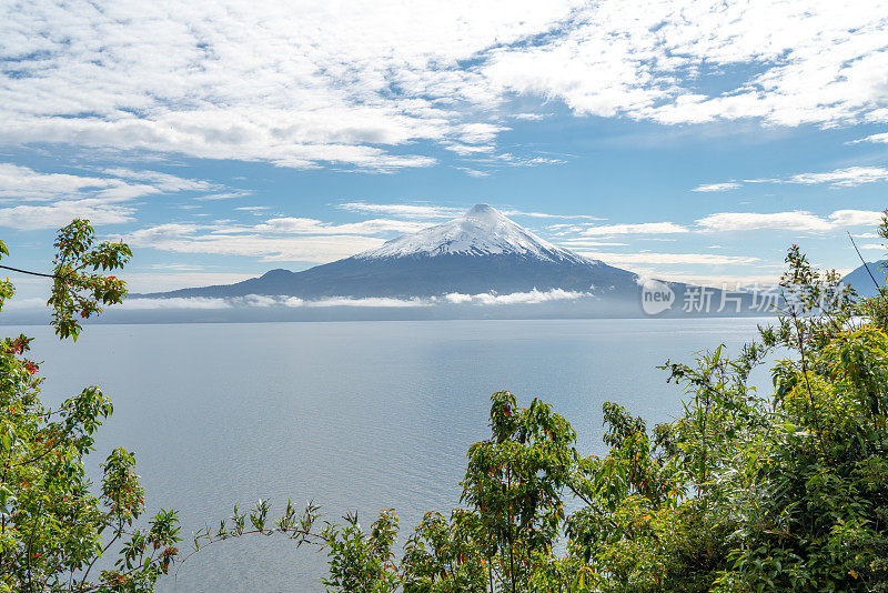 在去智利湖区的奥索尔诺火山的路上——智利的瓦拉斯港