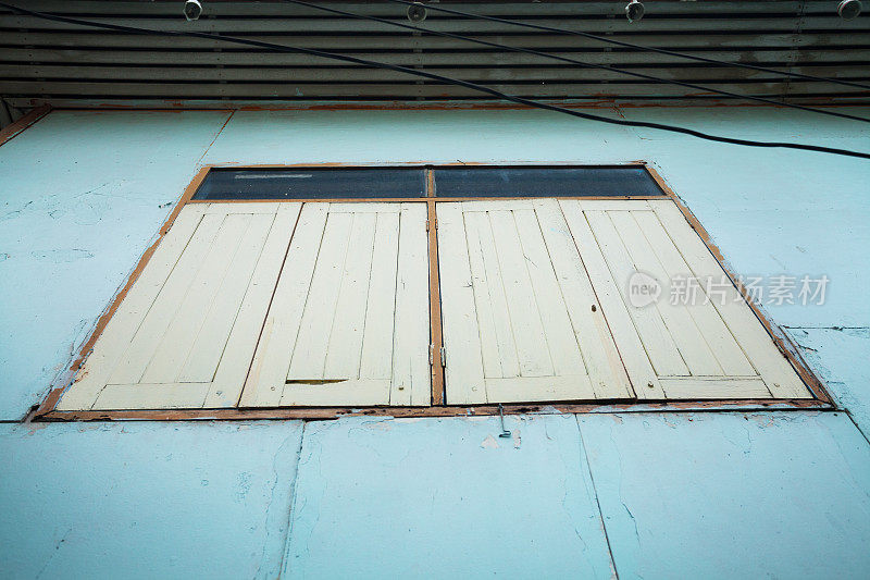 曼谷的紧闭的木制百叶窗