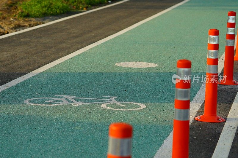 道路上的绿色自行车道