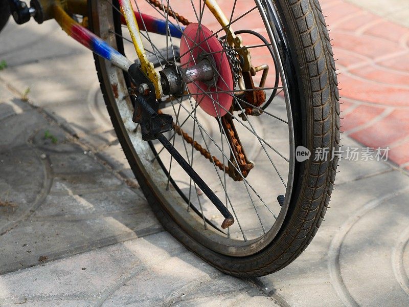 十几岁的男孩修理自行车轮胎