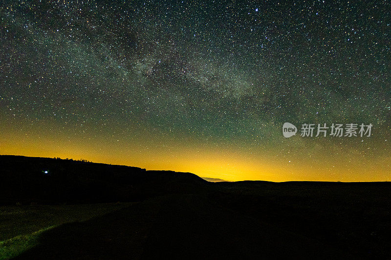 遥远的威尔士乡村上空的昏暗星空