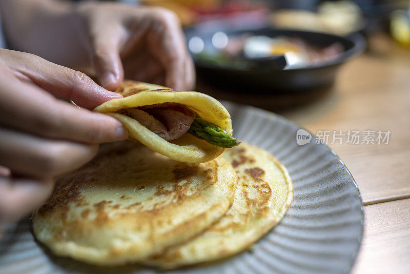 自制煎饼，夹培根，芦笋和煎蛋