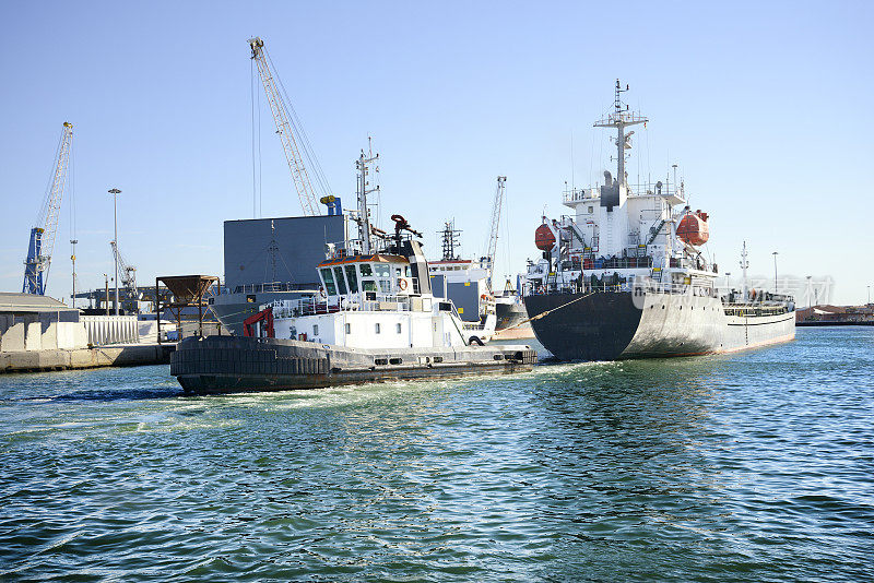 船和拖船在港口