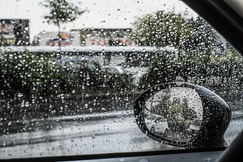 雨天汽车后视镜