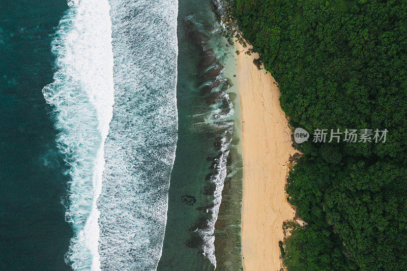 巴厘岛乌鲁瓦图海边的风景鸟瞰图