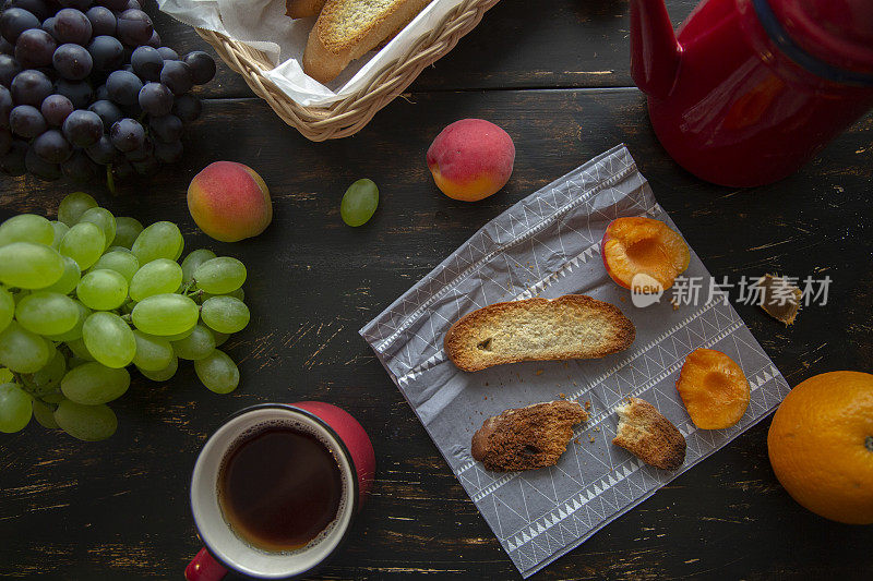 下午茶，烤面包和新鲜水果