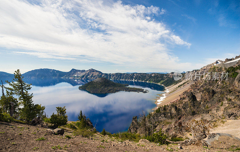 火山口湖与巫师岛的全景