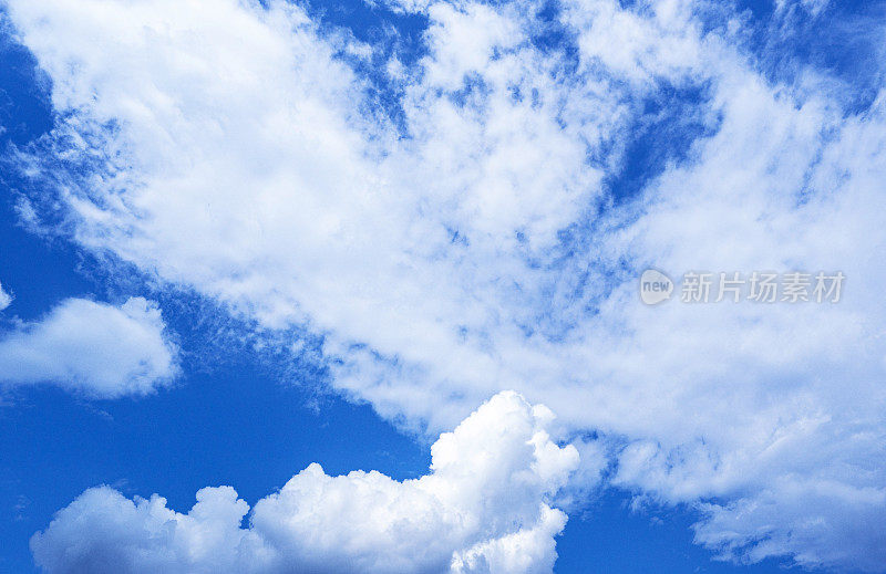 蓝蓝的天空上平静的云朵