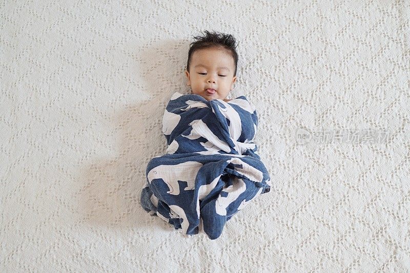 裹着蓝色毯子的婴儿