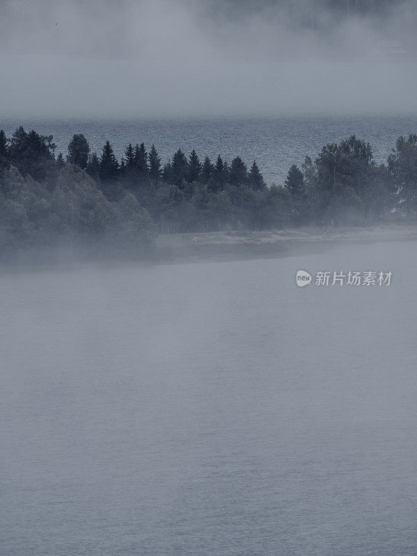浓雾在斯堪的纳维亚半岛北部的海湾快速翻滚