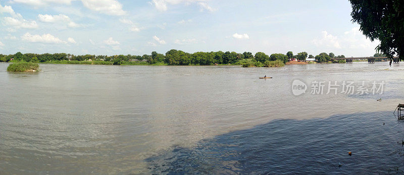 南苏丹朱巴——白尼罗河市中心全景，右边是朱巴尼罗河大桥