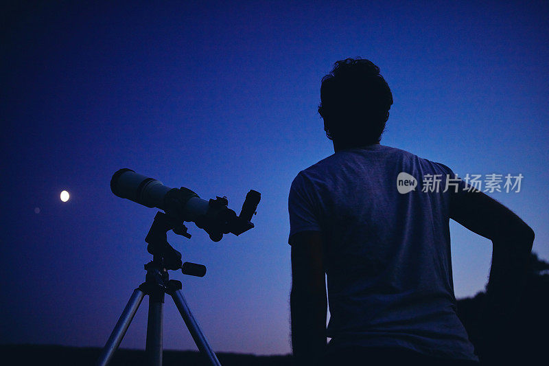 天文学家用望远镜观察星星和月亮。我的天文工作。