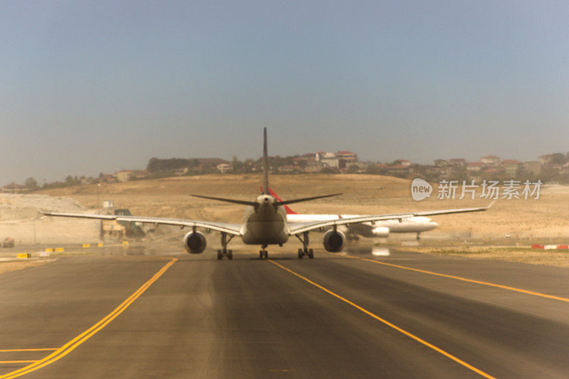 飞机在土耳其伊斯坦布尔新机场排队等待起飞