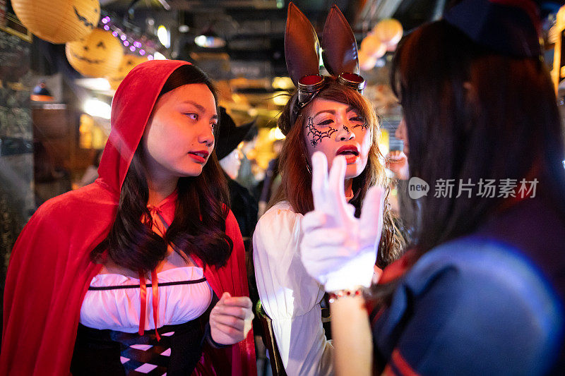 亚洲女人穿着万圣节服装在夜店跳舞