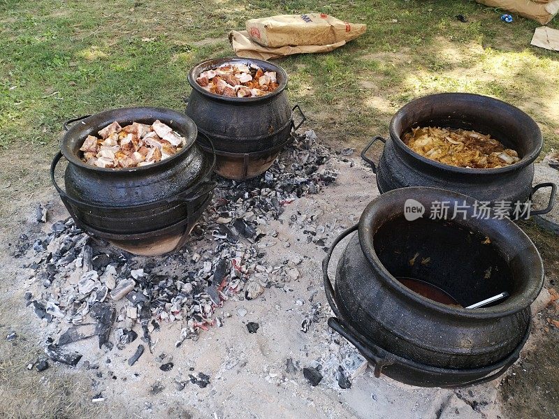 用大锅在燃烧的煤上煮塞尔维亚的食物