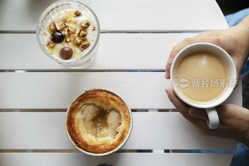 自制桃子挞，蜂蜜酸奶和咖啡