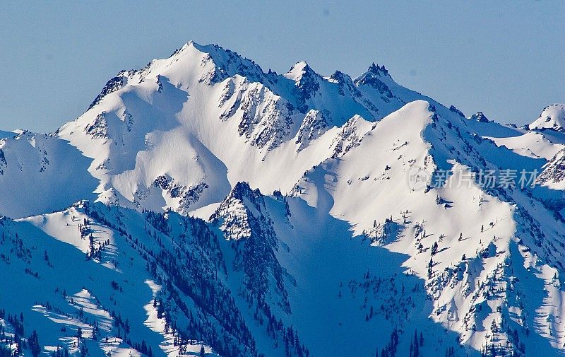 白雪覆盖的卡丽山