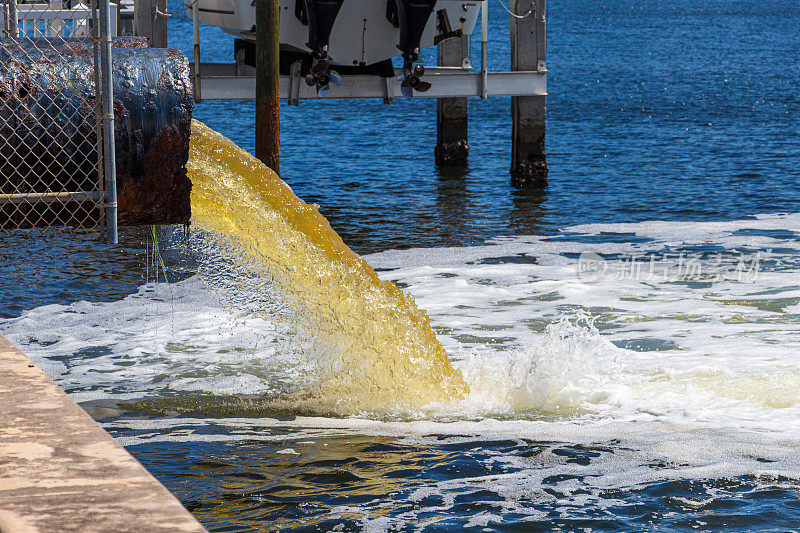 未经处理的黄水或污水被泵入一个蓝色的湖泊-好莱坞，佛罗里达，美国