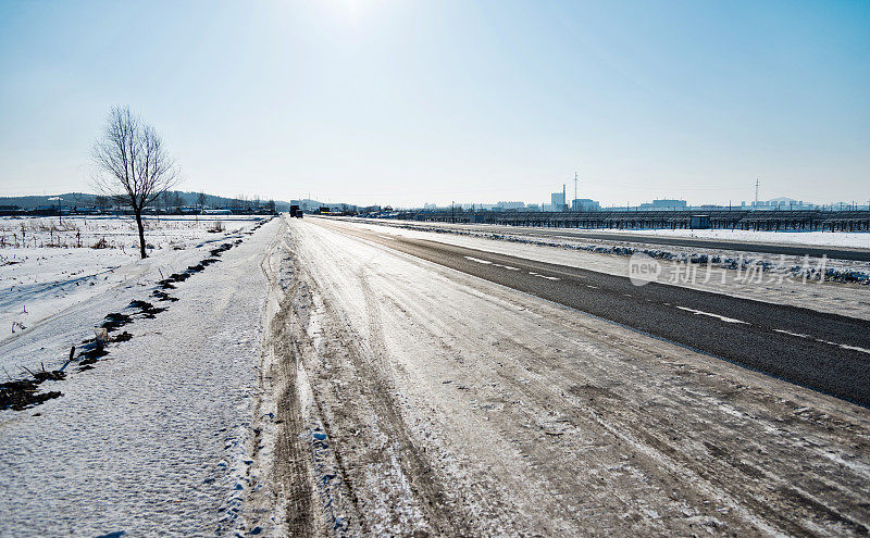 公路在冬天穿过田野