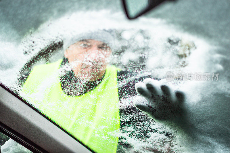 清理挡风玻璃上的积雪