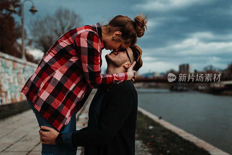 在一个美丽的秋日，男朋友和女朋友拥抱亲吻